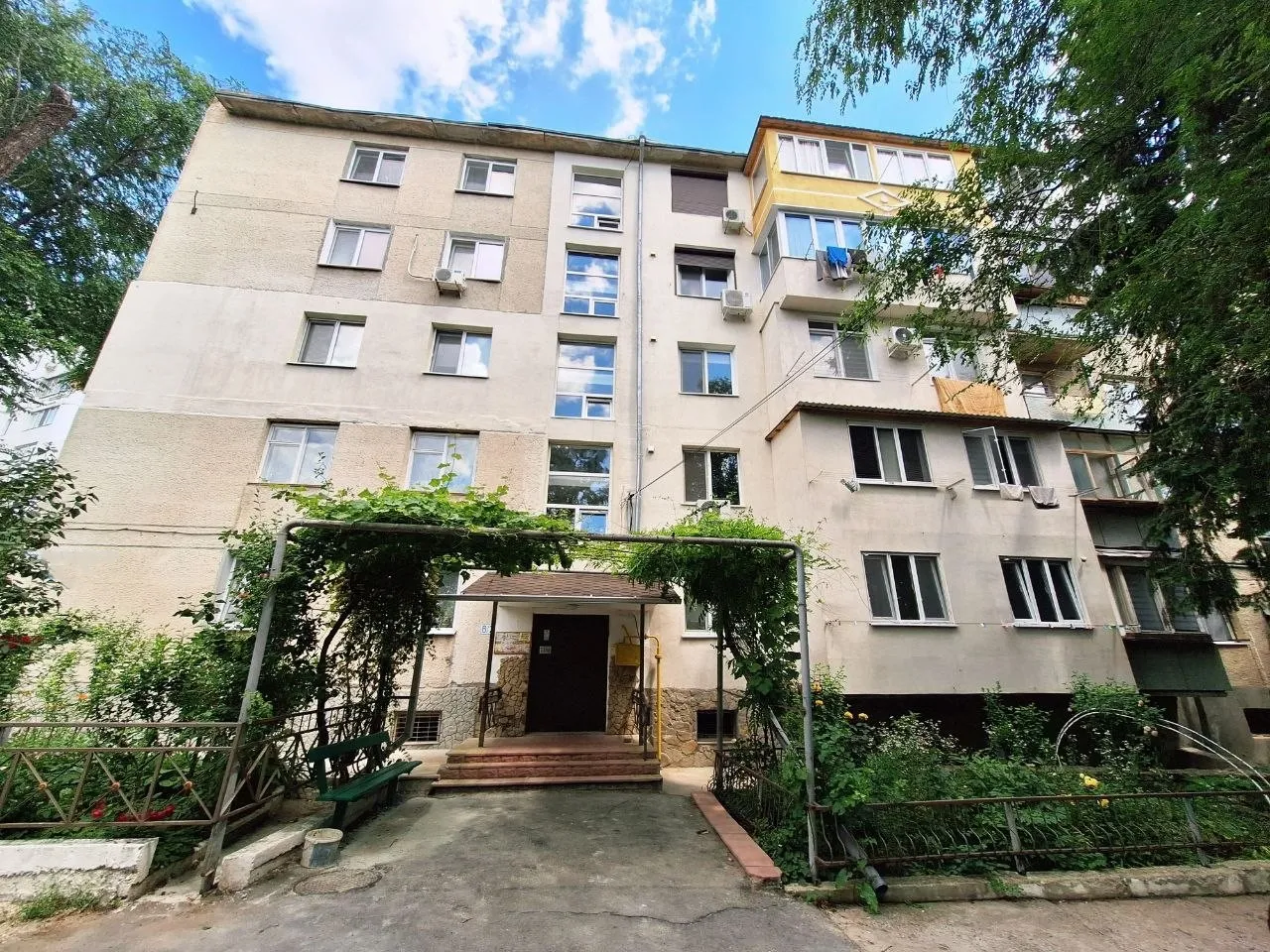 Chișinău Botanica str. Costiujeni 15