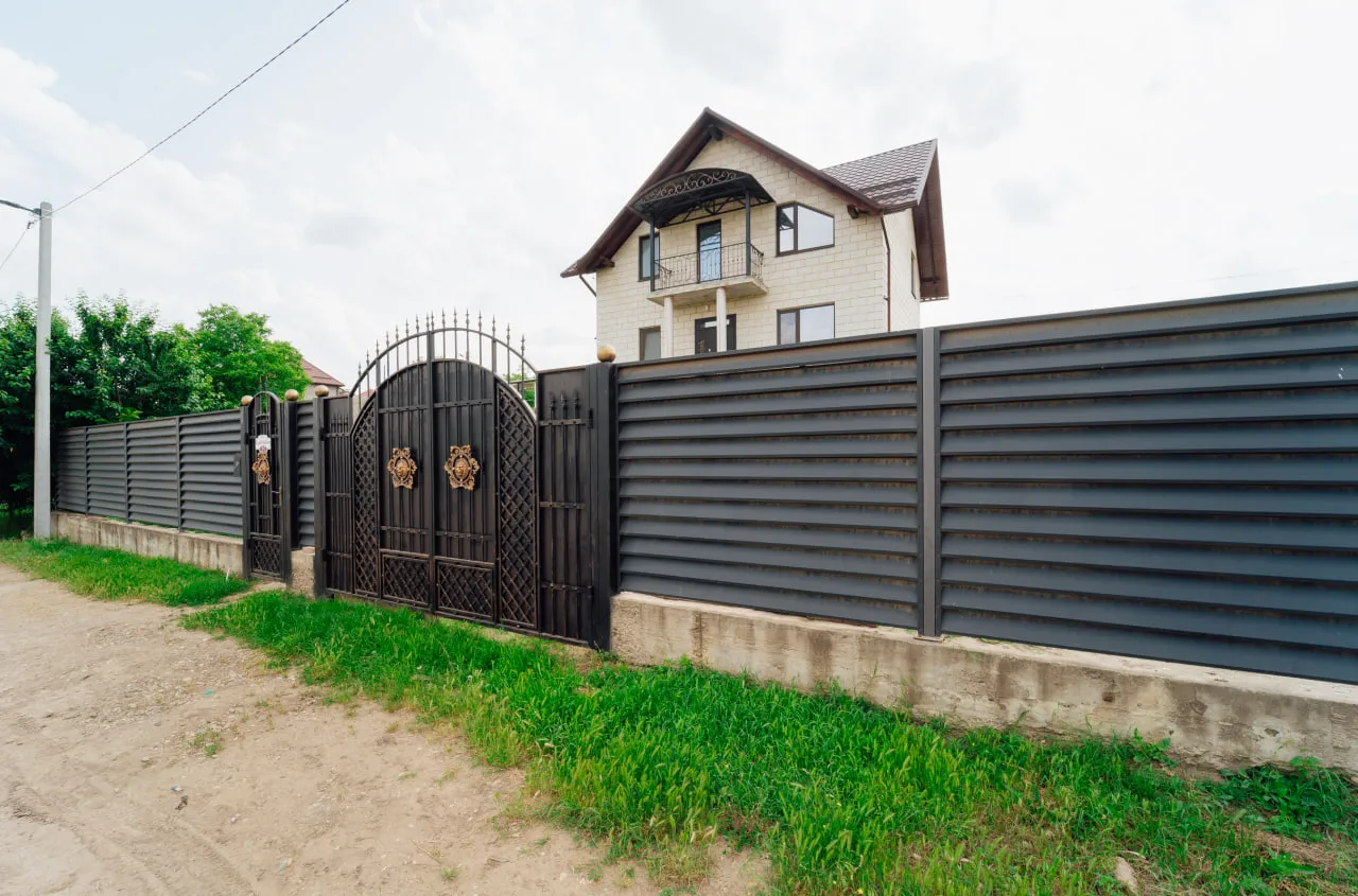 Chișinău com. Băcioi str. Lalelelor 26