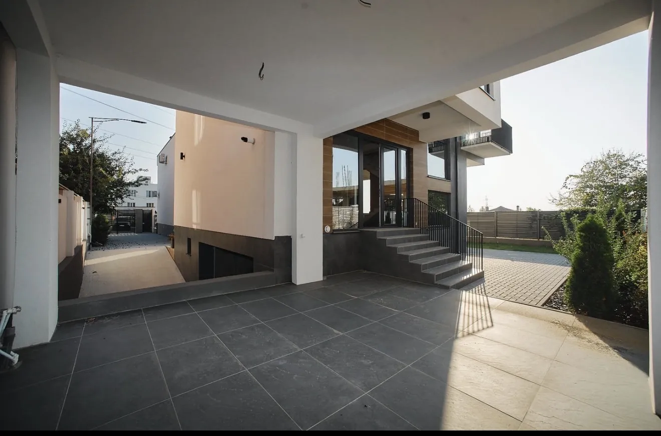 Str. Victoriei 7  12