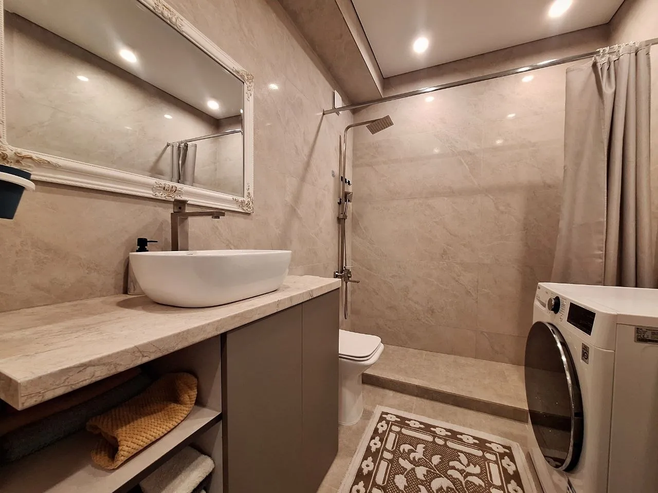 Ialoveni, Centru str. Alexandru cel Bun 6