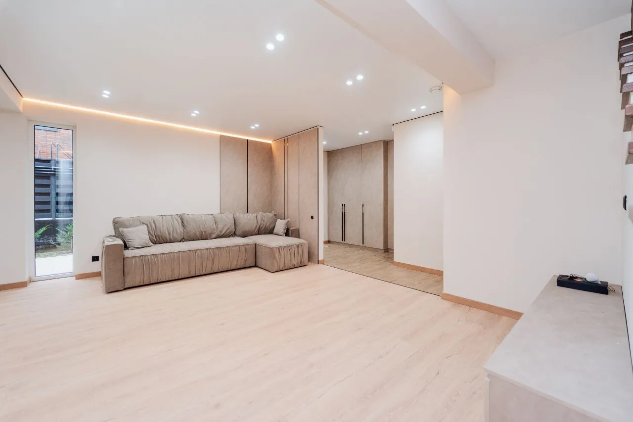 Яловень, Окрайна ул. 31 августа 1989 8