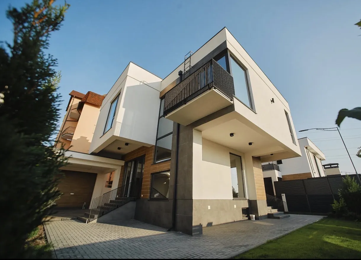 Str. Victoriei 7  15