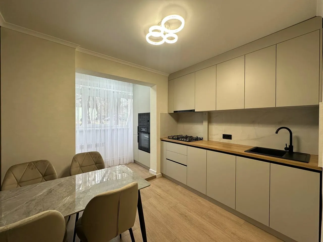 Кишинев Центр ул. Грэдинилор 7