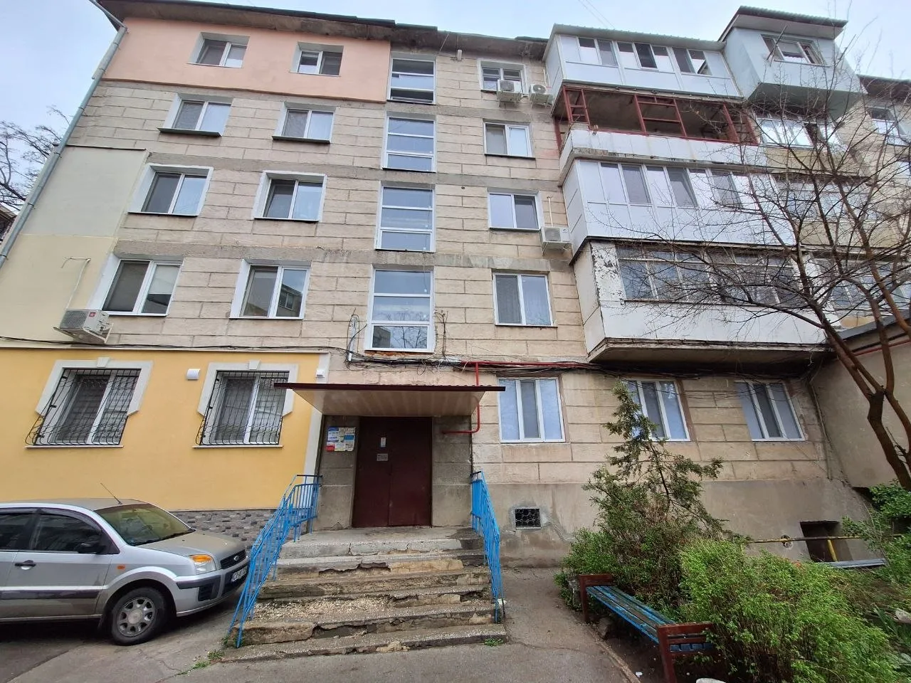 Chișinău  Botanica str. Cetatea Albă 12