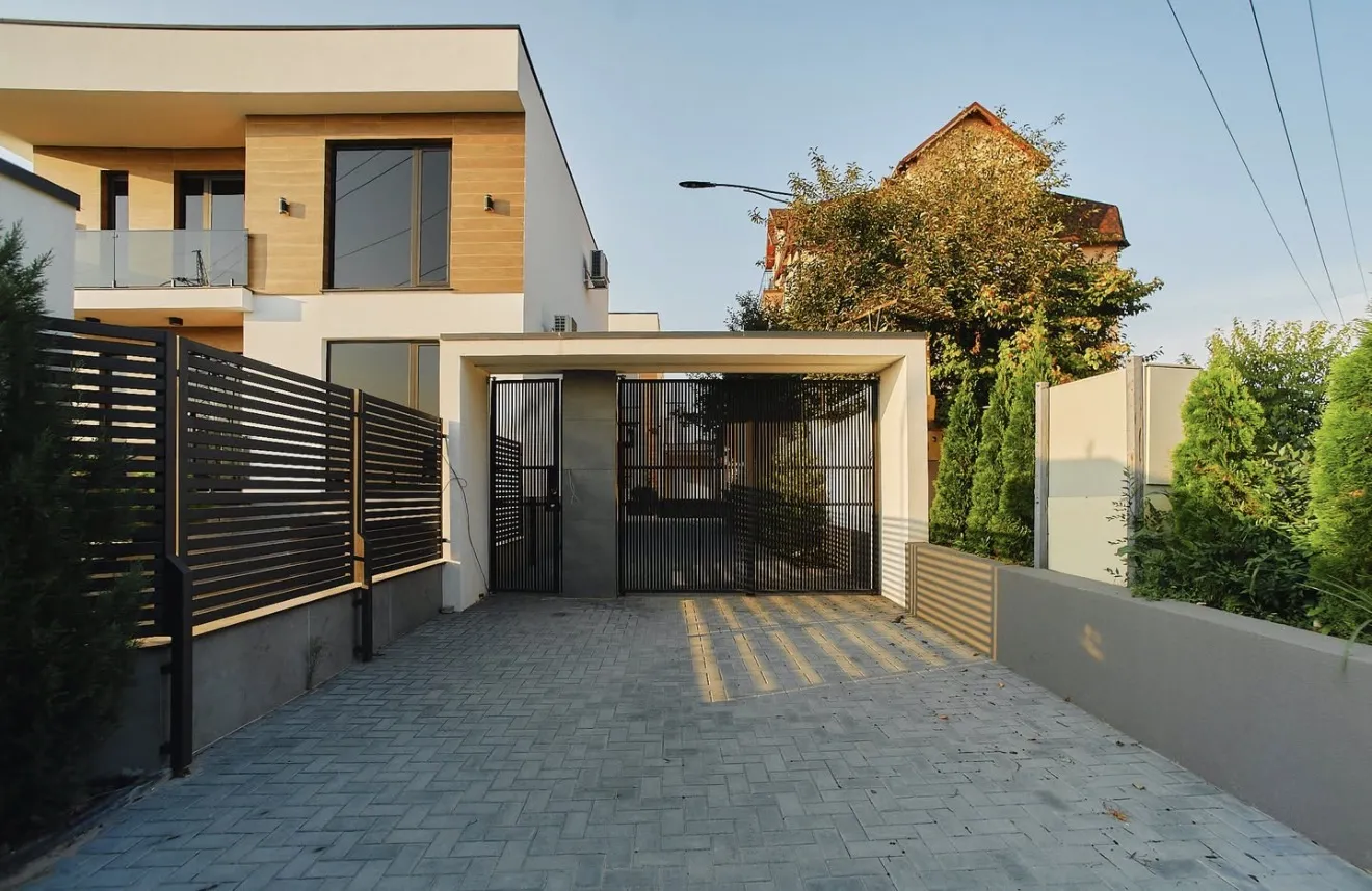 Str. Victoriei 7  19