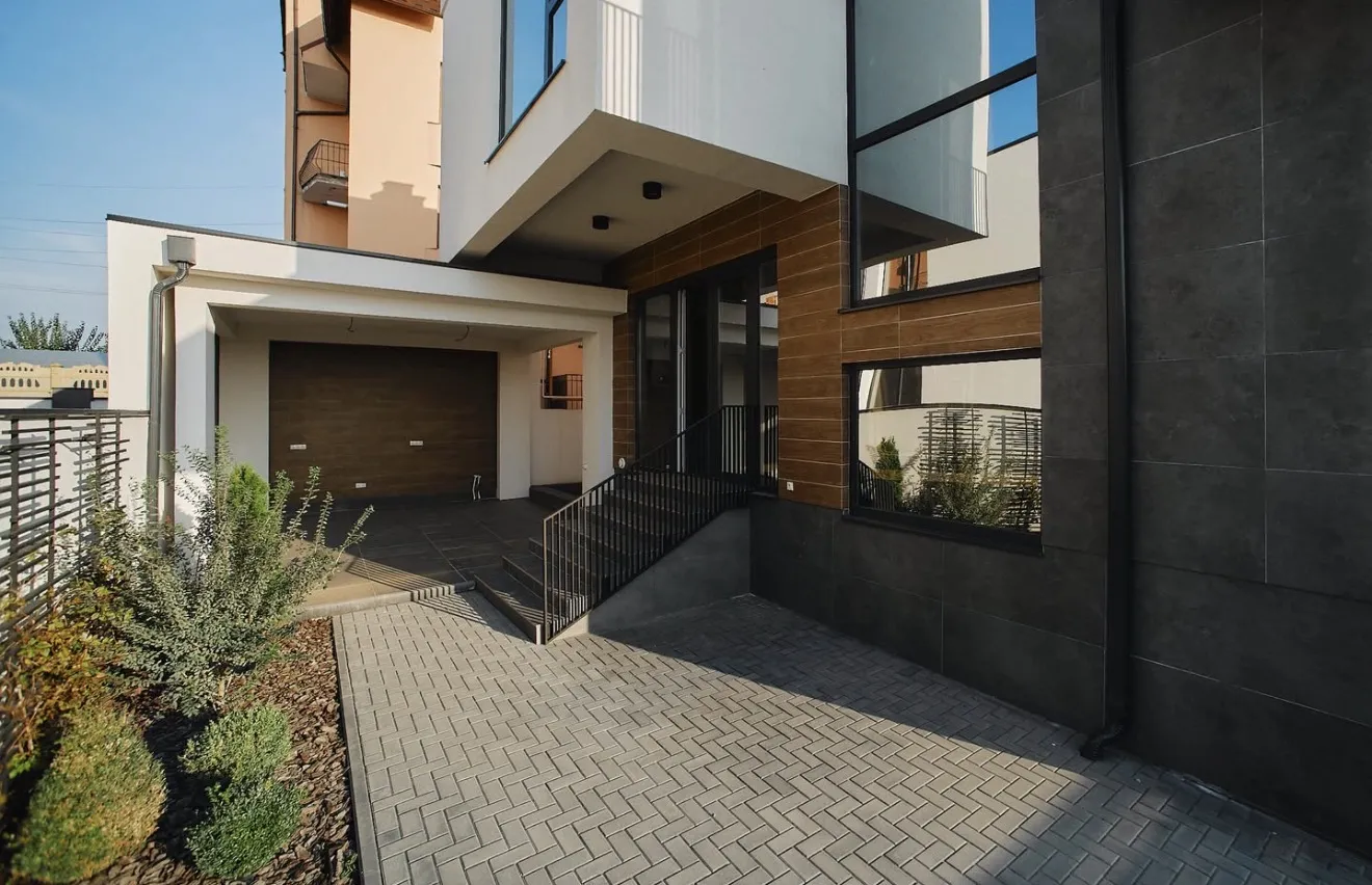 Str. Victoriei 7  16